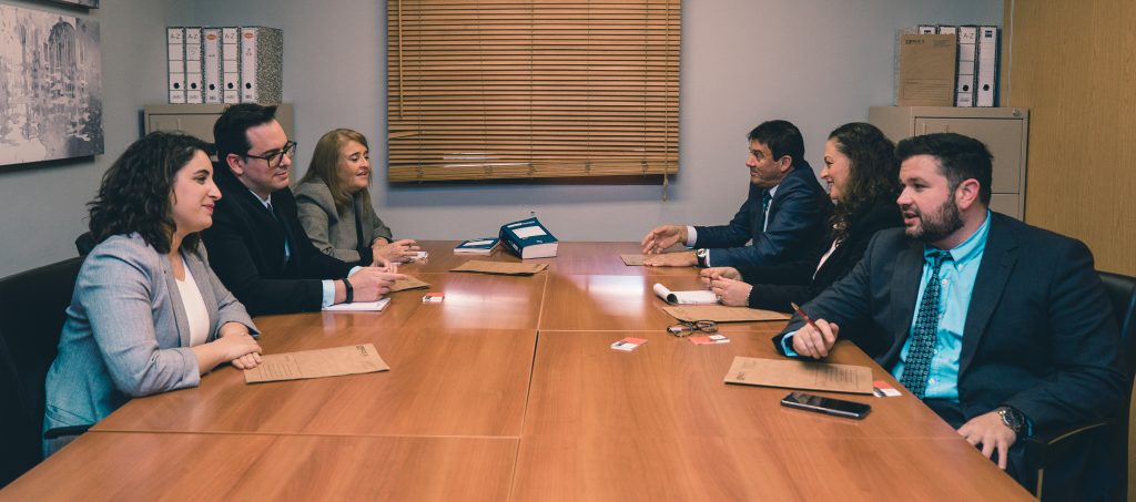 Equipo en la mesa de Asesoría Ravira